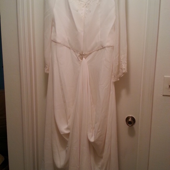 Long sleeve wedding dress. Almost new. Beautiful and timeless. - Picture 3 of 5